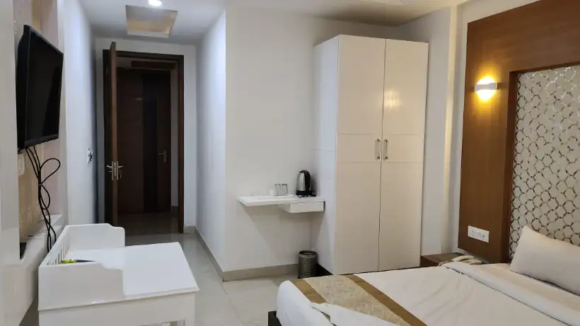 1890 SERVICE APARTMENT